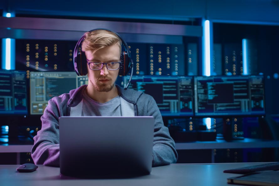 Programador no computador a trabalhar com IA 